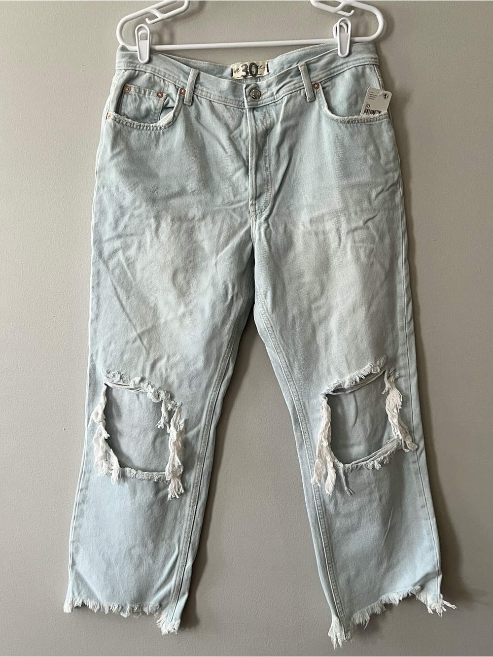 We The Free Women’s Light Wash Distressed Relaxed Jeans Size 30